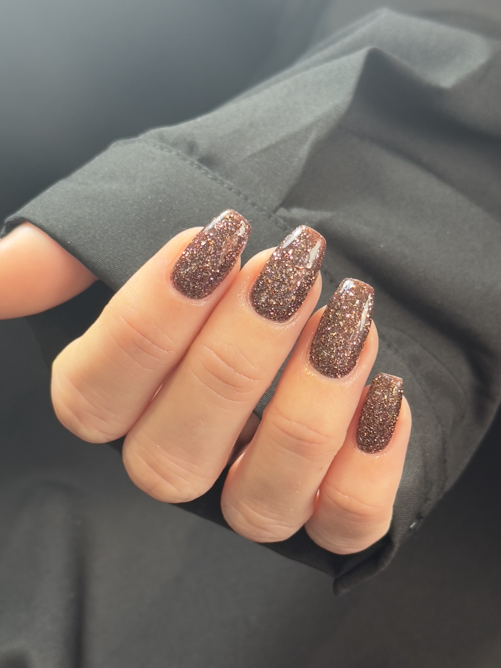 Short square nails in rose gold glitter